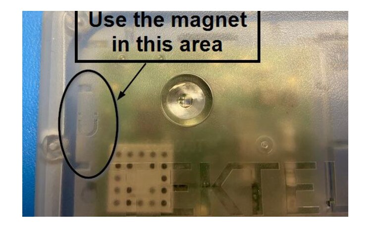 Gehäuse des TEKTELIC CLOVER mit markierter Stelle, an die der Magnet zum Aufwecken gehalten wird