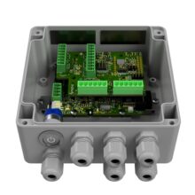 insigh.io Enviro IoT Logger v2: Mainboard und Enviro-Shield in der Outdoor-Box mit vier Kabelverschraubungen und Ein-Aus-Schalter