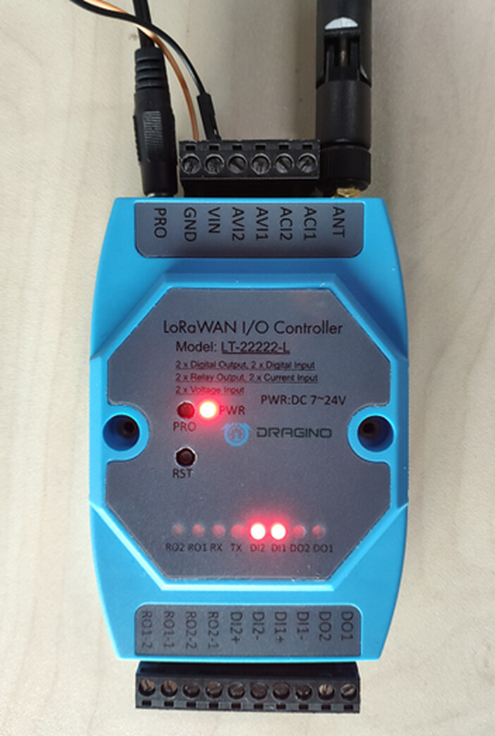 Dragino LT-22222-L mit angeschlossener Speisung, sichtbar sind die Klemmenbeschriftungen GND, VIN, AVI und ACI oben sowie Relais-, Digitalein- und Digitalausgänge unten