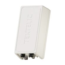 Tektelic Kona Macro LoRaWAN Gateway, weisses IP67-Gehaeuse mit N-Type- und Ethernet-Anschluss
