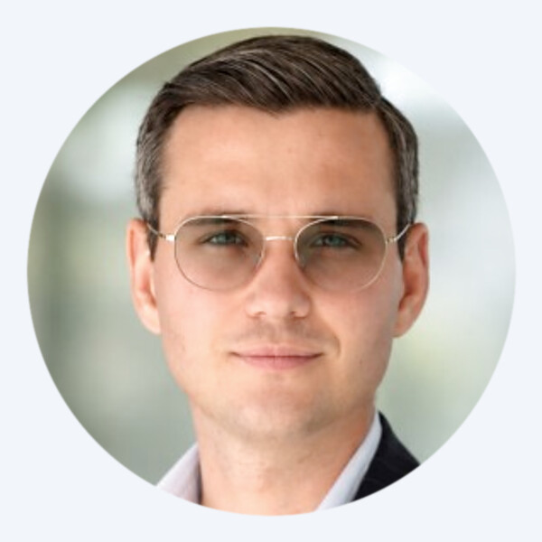 Portrait of Simon Lexen, head of sales and business development at ShopOfThings.ch